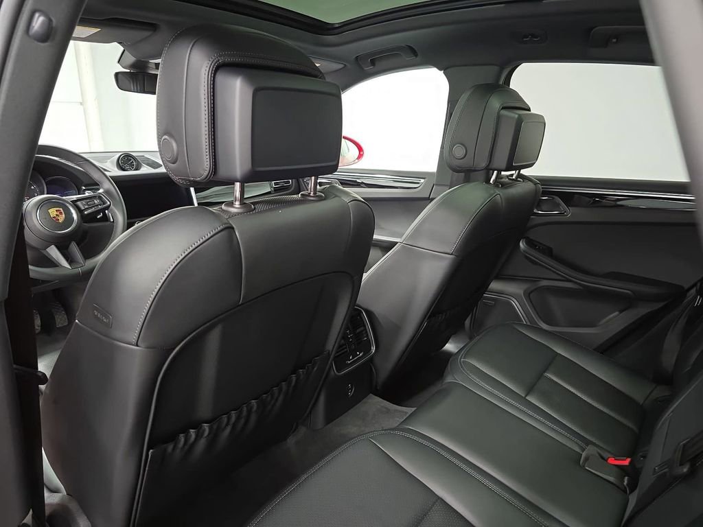 Used 2025 Porsche Macan AWD/4WD image 28