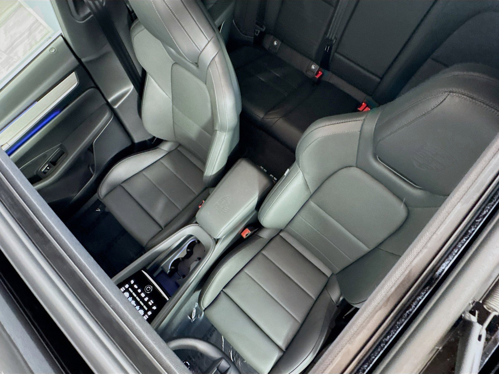 Certified 2025 Porsche Macan 4S Electric AWD/4WD image 20
