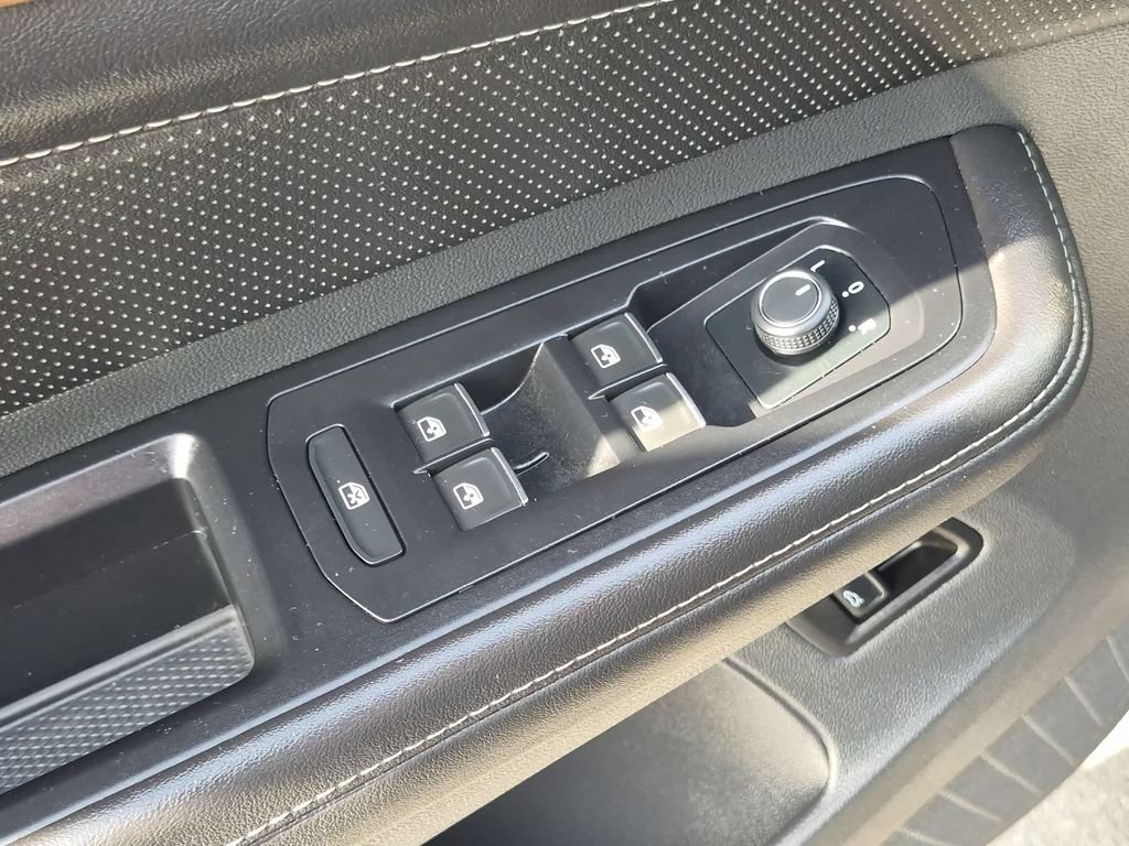 Used 2025 Volkswagen Atlas SE FWD image 13
