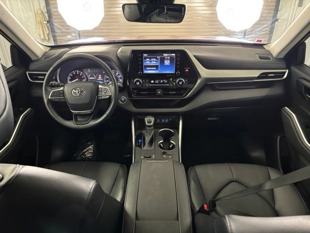 Used 2022 Toyota Highlander XLE FWD image 16