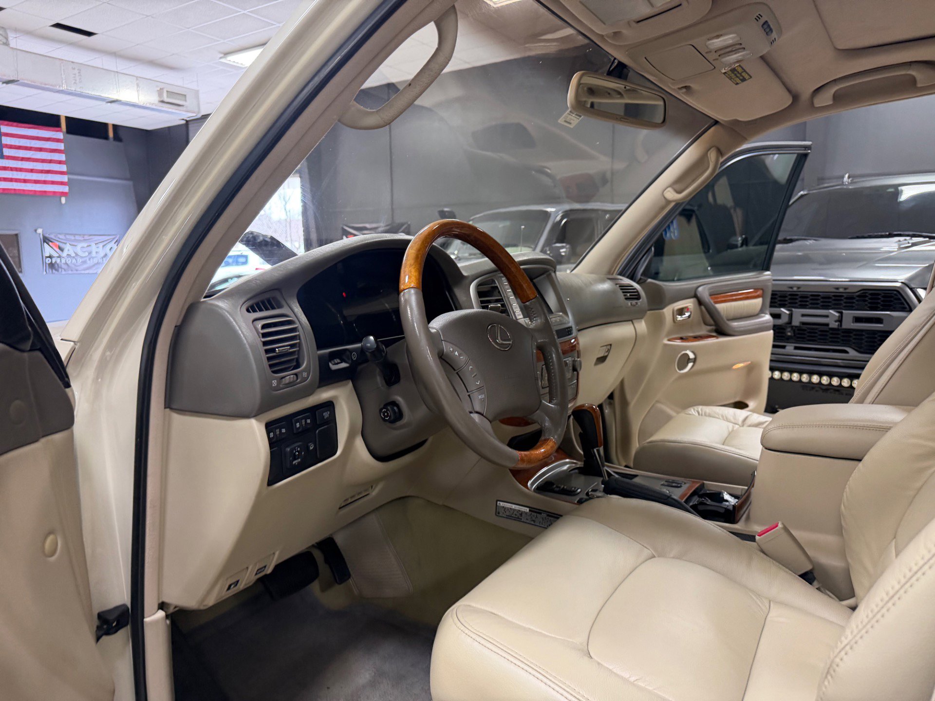 Used 2005 Lexus LX 470 4WD image 22