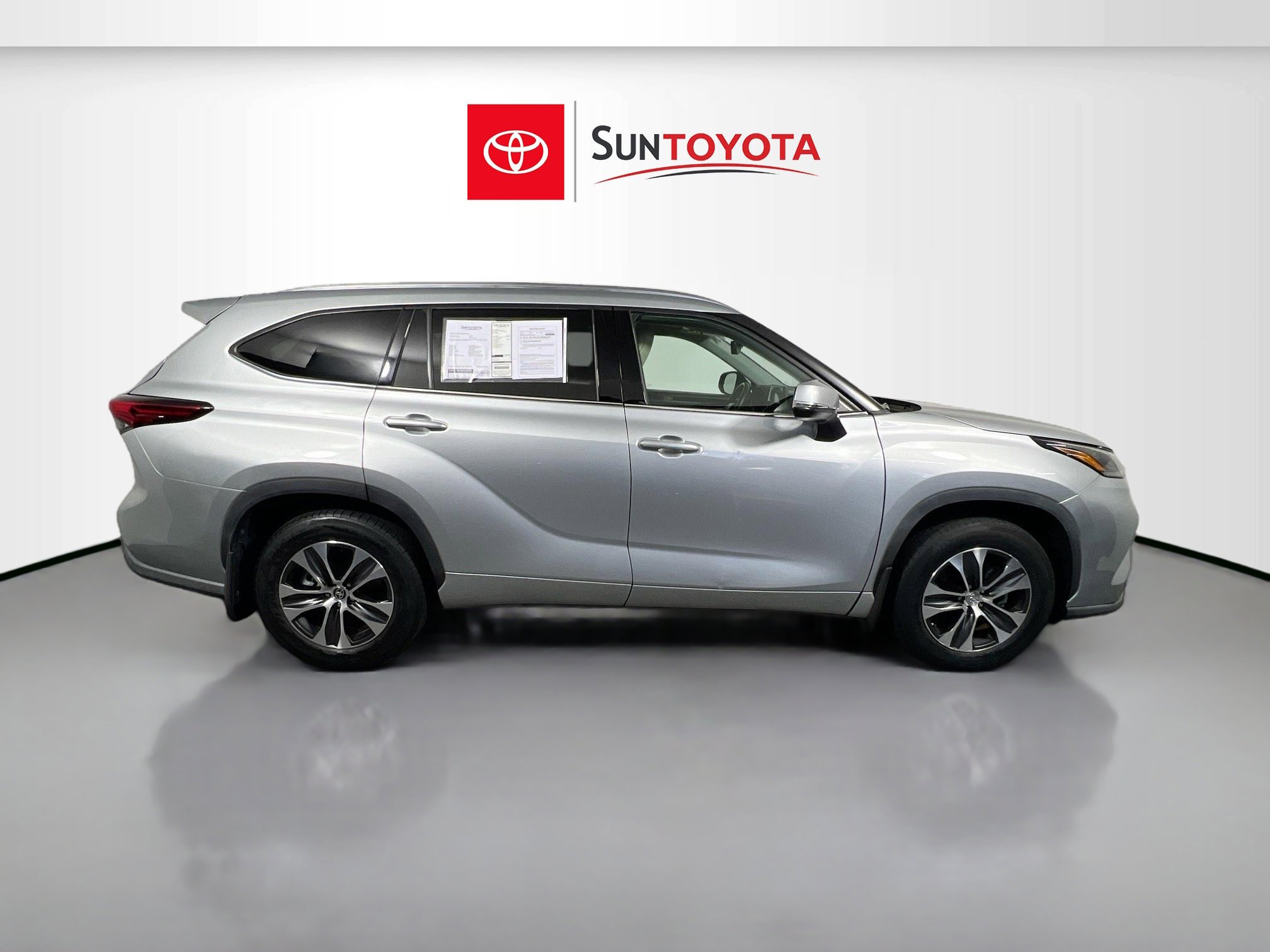 Used 2020 Toyota Highlander XLE image 2