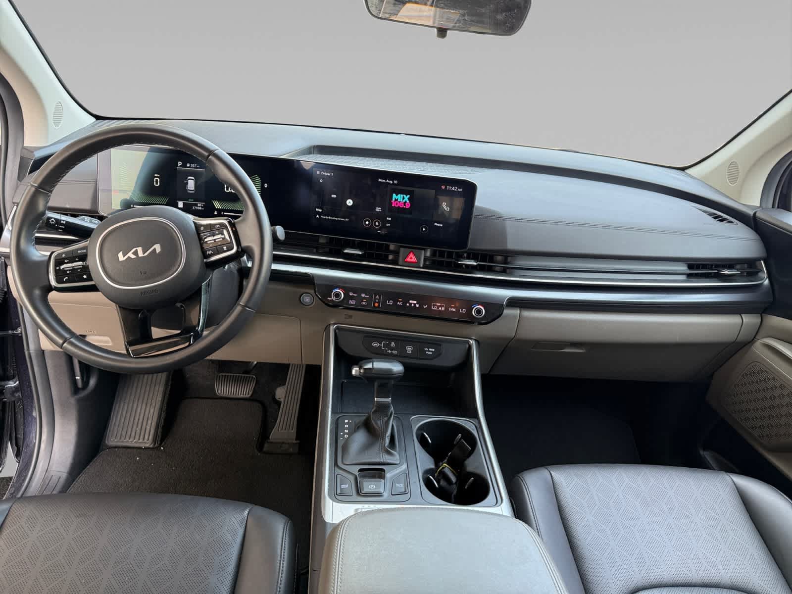 Used 2025 Kia Carnival FWD image 18