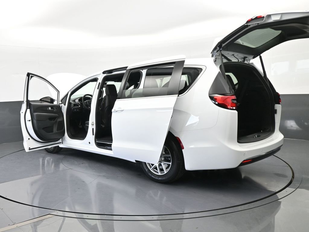 New 2026 Chrysler Pacifica Select image 68