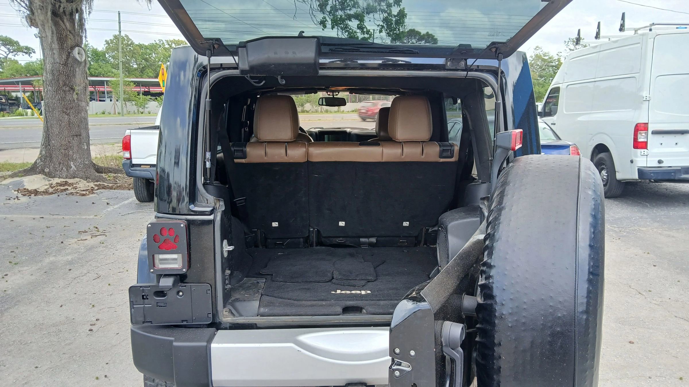 Used 2013 Jeep Wrangler Unlimited Sahara w/ Connectivity Group AWD/4WD image 12