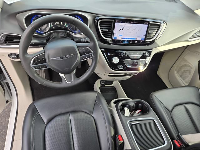 Used 2024 Chrysler Pacifica Touring-L FWD image 11