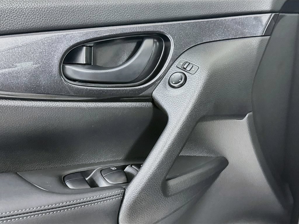 Used 2019 Nissan Rogue S AWD/4WD image 18