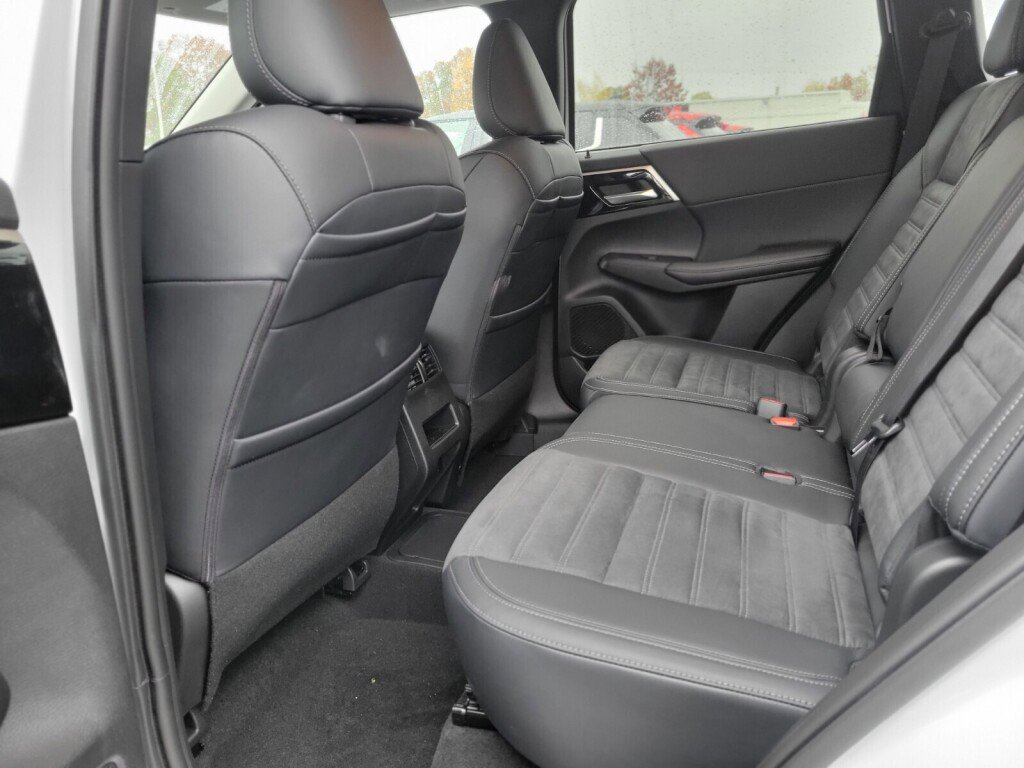 New 2025 Mitsubishi Outlander SE image 16