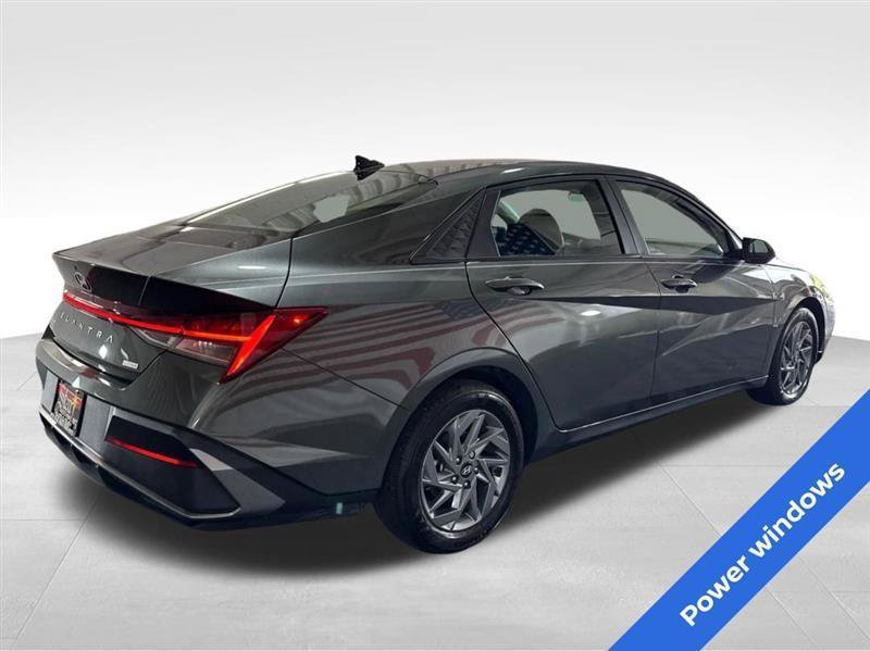 Used 2024 Hyundai Elantra Blue FWD image 5