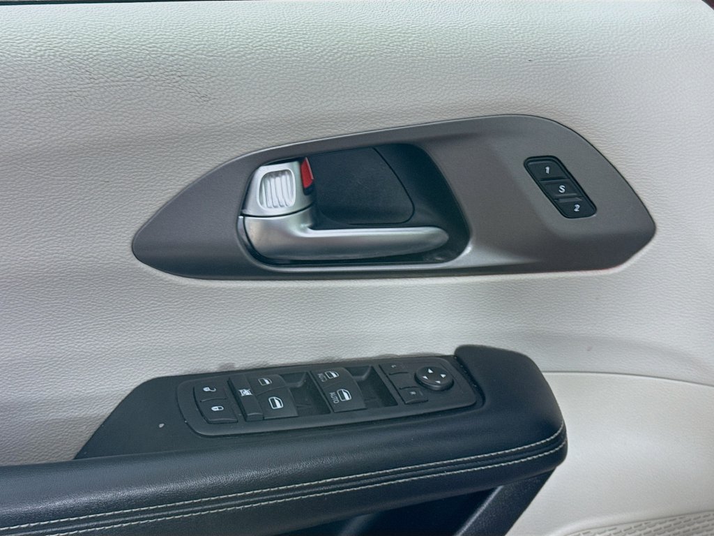 Used 2021 Chrysler Pacifica Touring-L w/ Premium & Safety Sphere Group FWD image 22