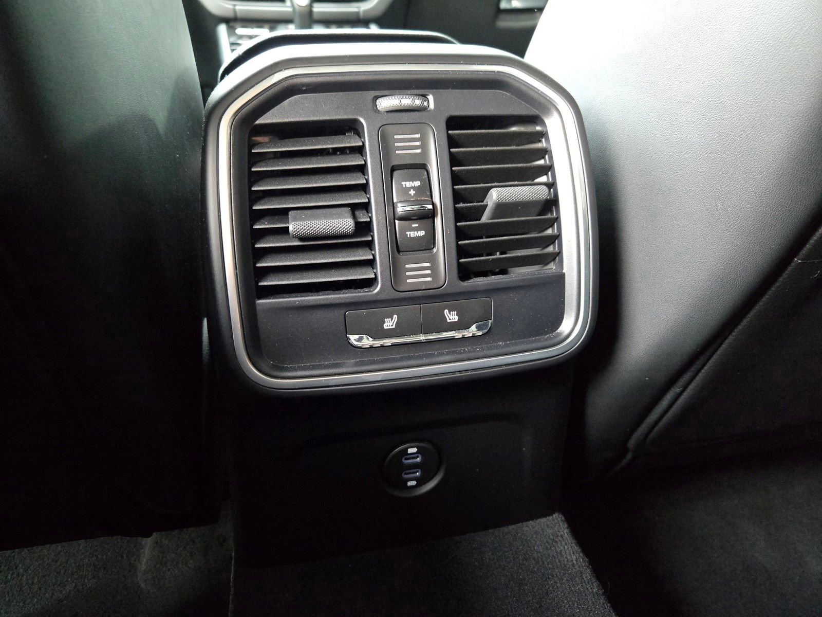 Used 2025 Porsche Macan AWD/4WD image 14