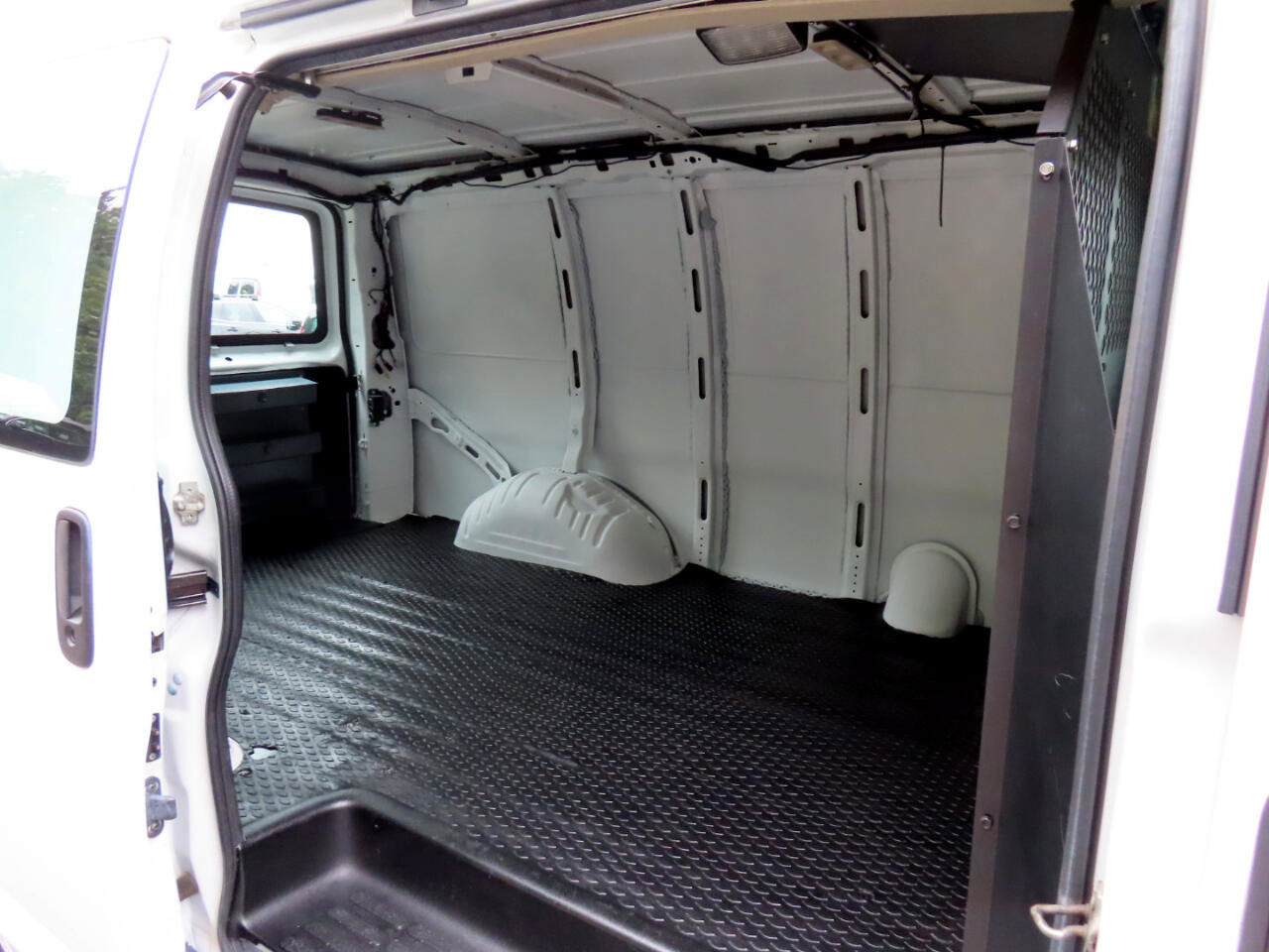 Used 2016 Chevrolet Express 2500 image 18