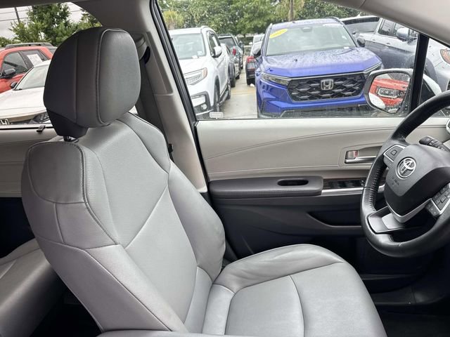 Used 2024 Toyota Sienna XLE FWD image 11