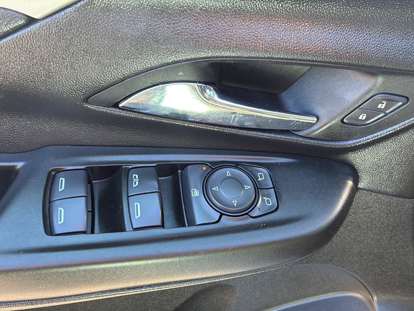 Used 2022 Chevrolet Bolt LT w/ Infotainment Package FWD image 21