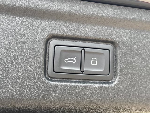 Used 2025 Audi A6 e-tron Premium Plus w/ Premium Plus RWD image 9