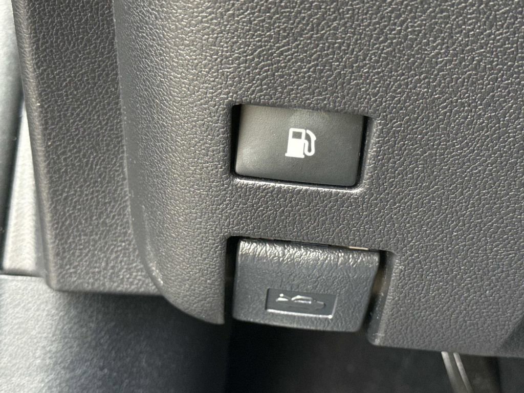 Used 2022 Toyota Prius FWD image 43