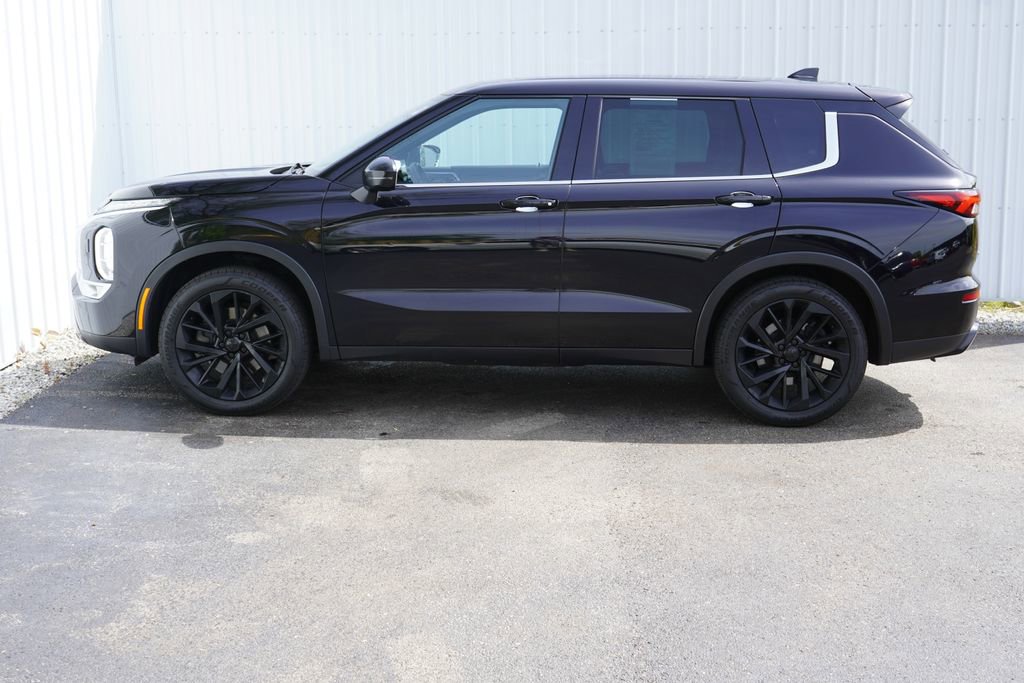 Used 2022 Mitsubishi Outlander SE AWD/4WD image 3