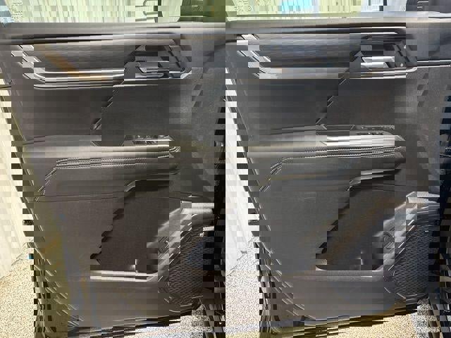 Used 2025 GMC Acadia Elevation image 12