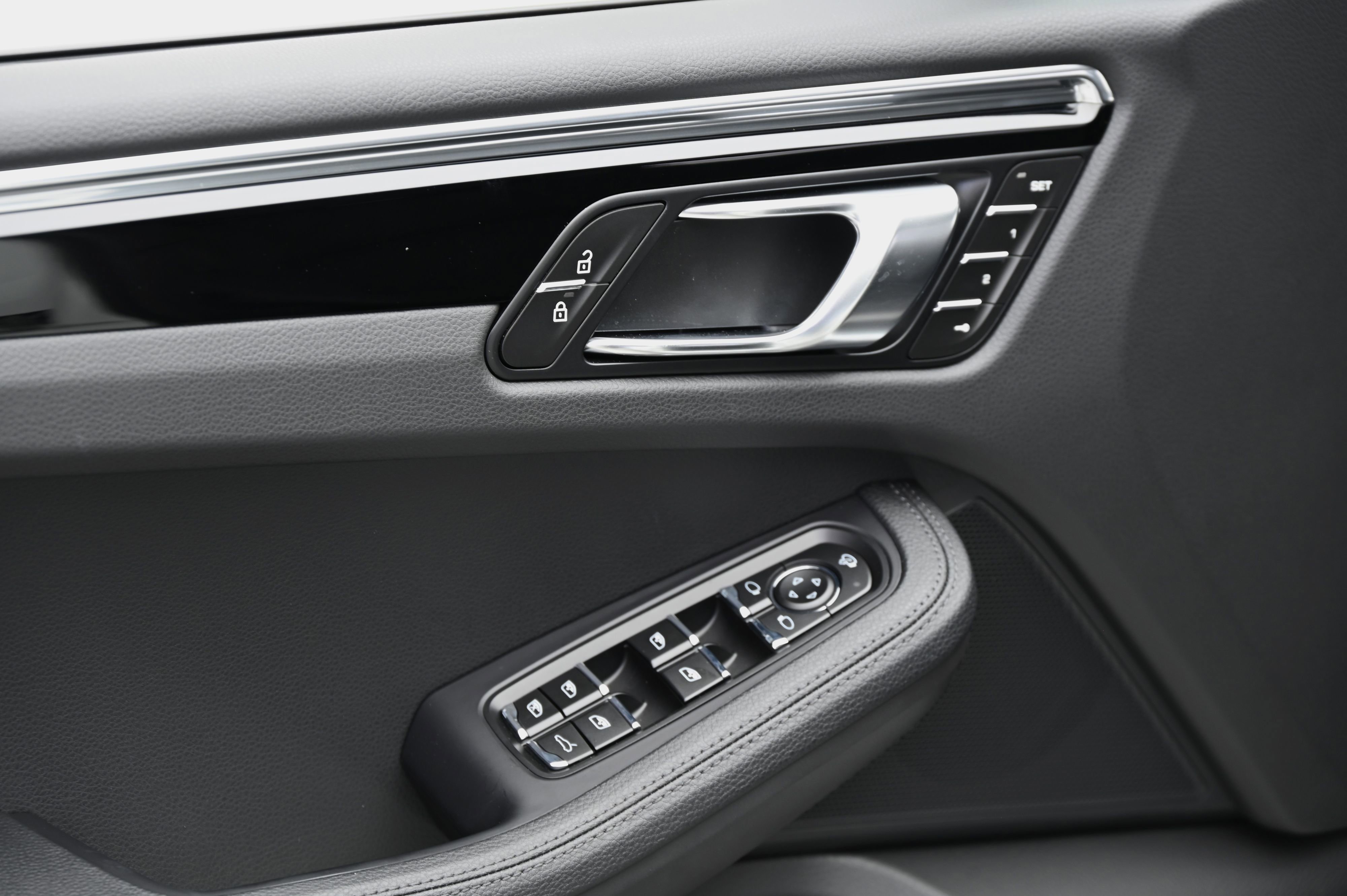 Used 2025 Porsche Macan image 35