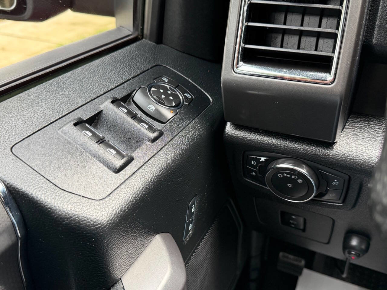 Used 2016 Ford F150 XLT w/ Equipment Group 302A Luxury AWD/4WD image 26