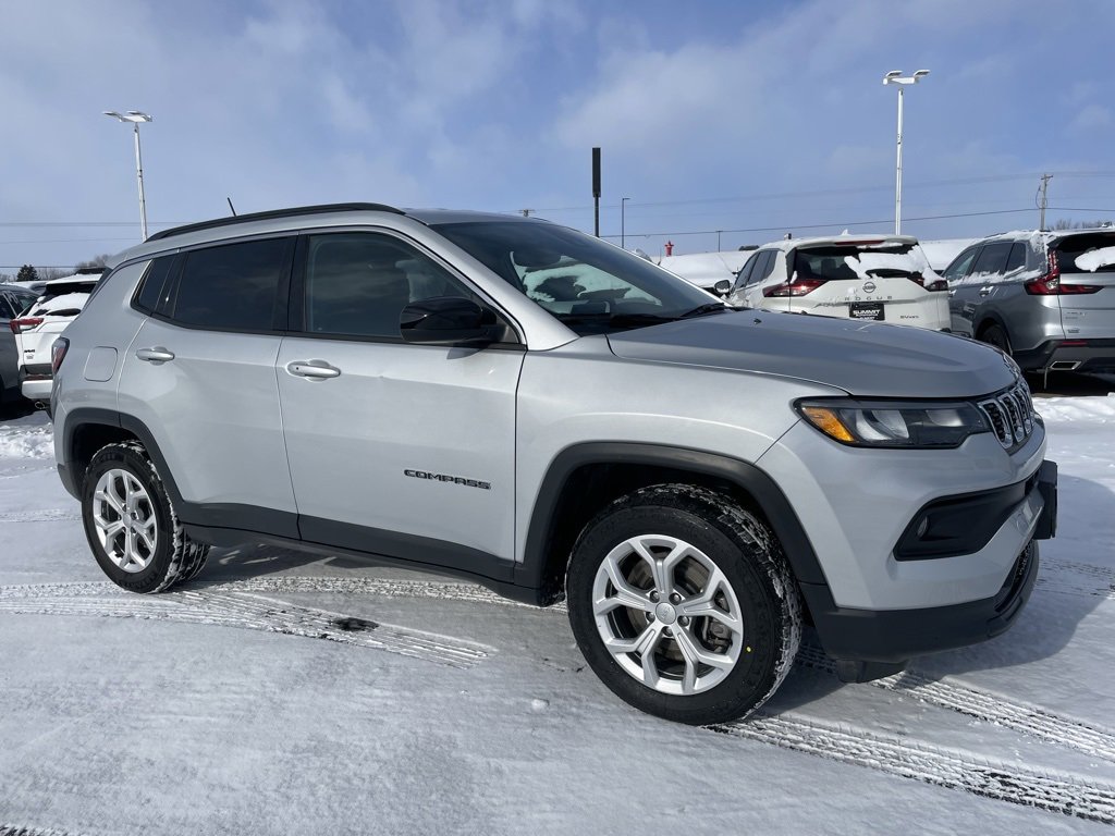 Used 2024 Jeep Compass Latitude image 2
