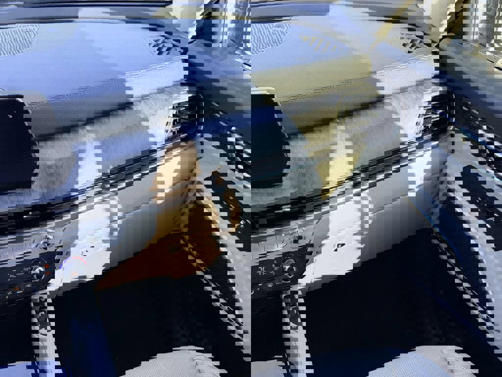 Used 2024 Kia Telluride EX w/ EX Captain's Chair Package image 17