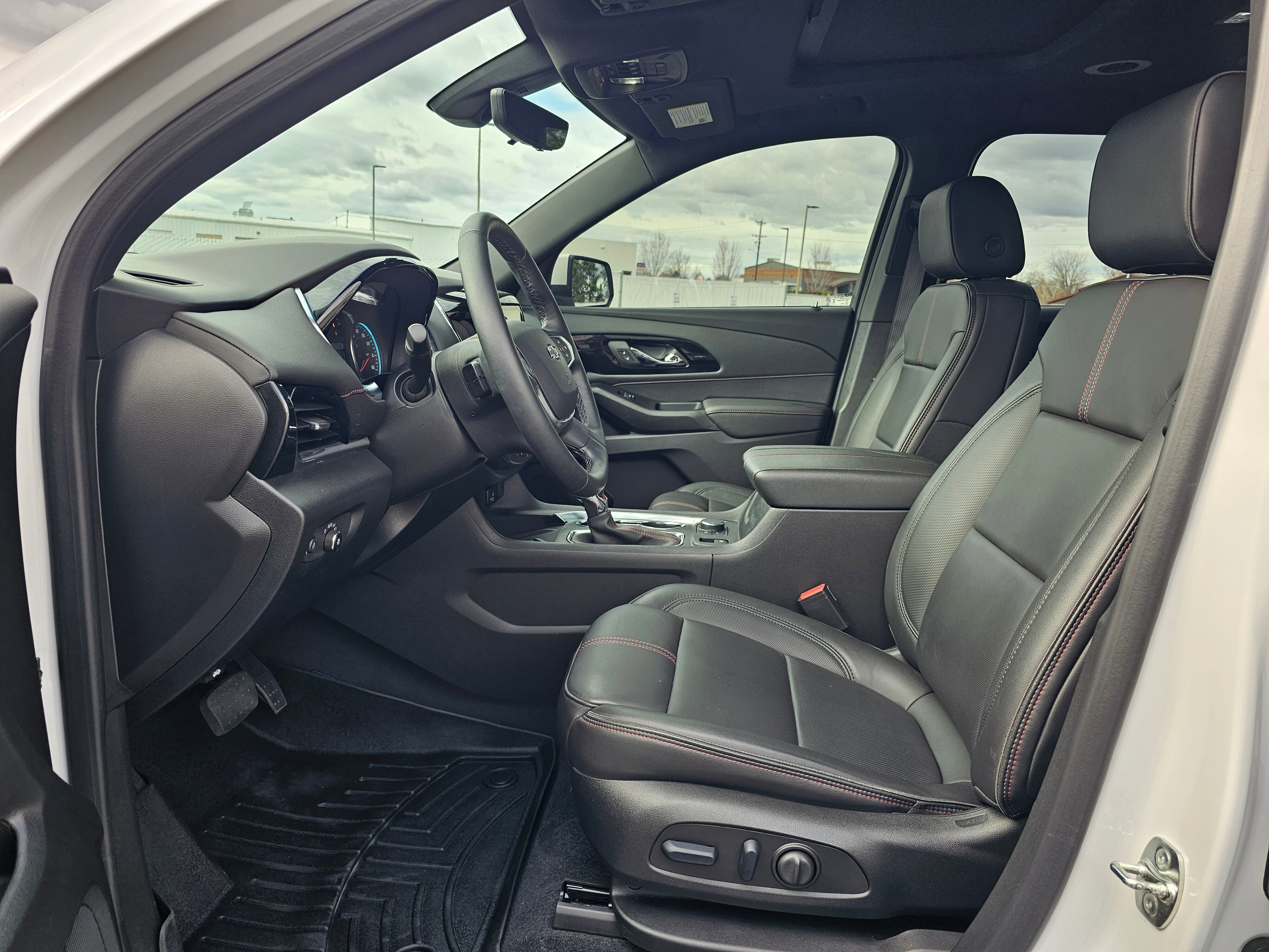 Used 2023 Chevrolet Traverse RS image 43