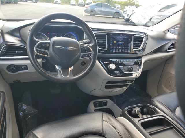 Used 2020 Chrysler Pacifica Touring-L w/ Tire & Wheel Group FWD image 10
