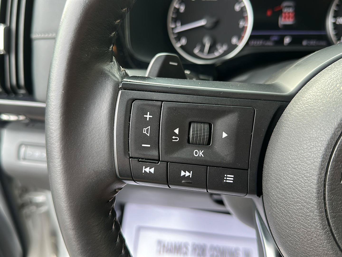 Used 2025 Nissan Pathfinder SV AWD/4WD image 12