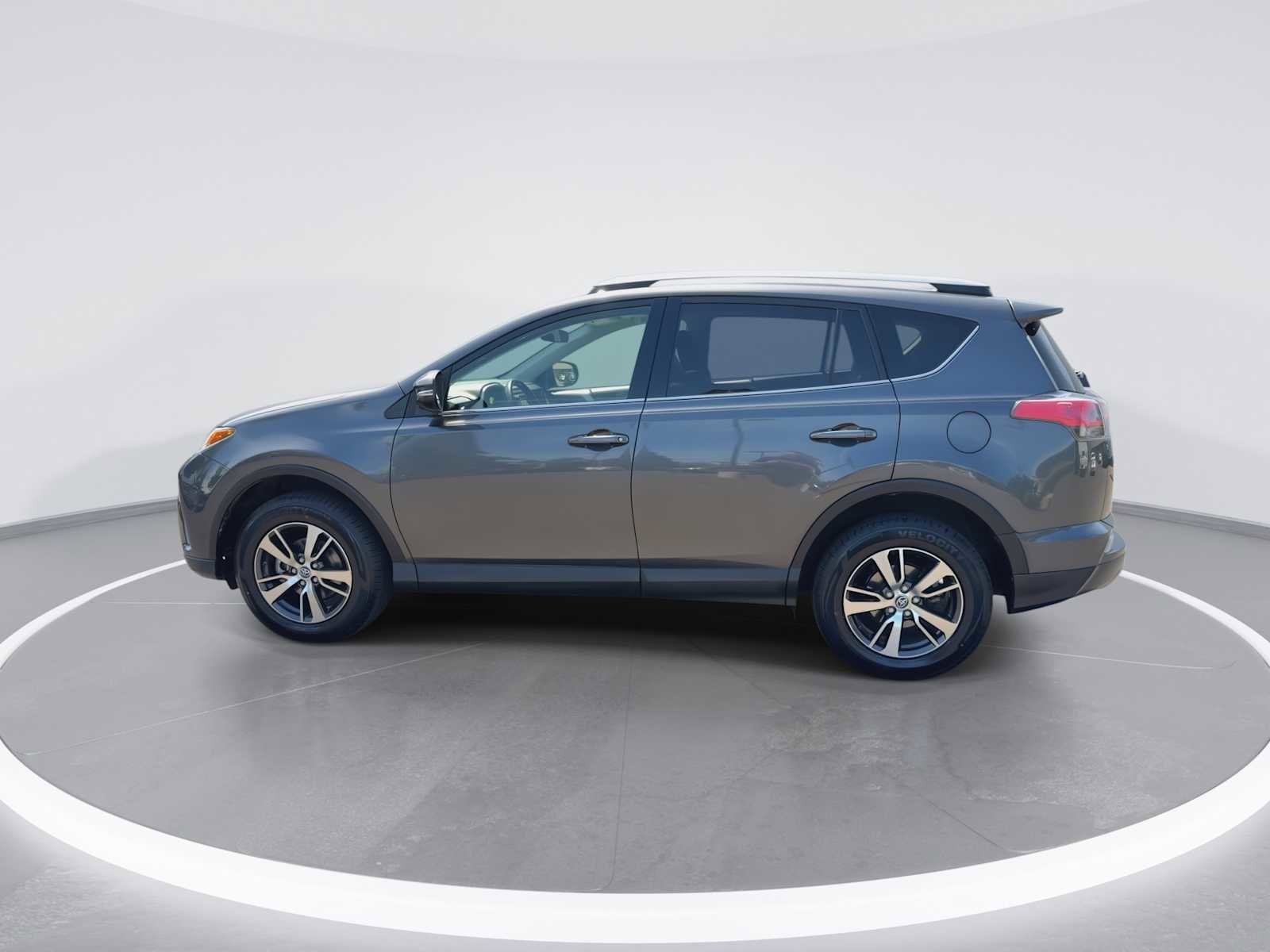 Used 2018 Toyota RAV4 XLE AWD/4WD image 5