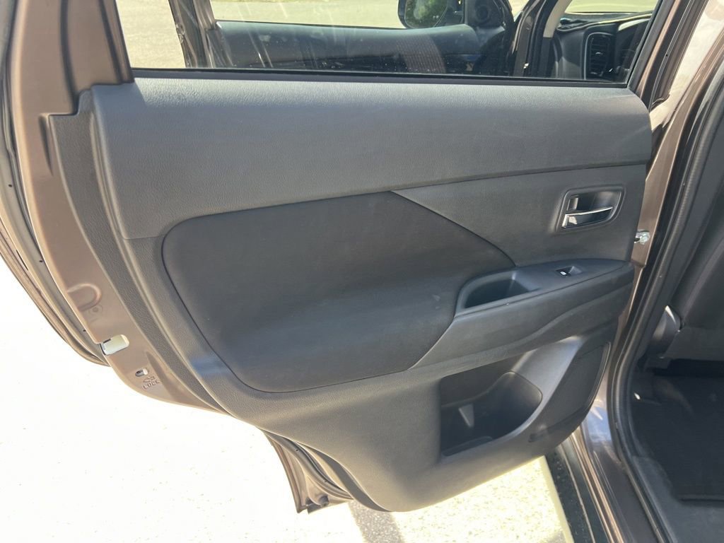 Used 2017 Mitsubishi Outlander SE image 26