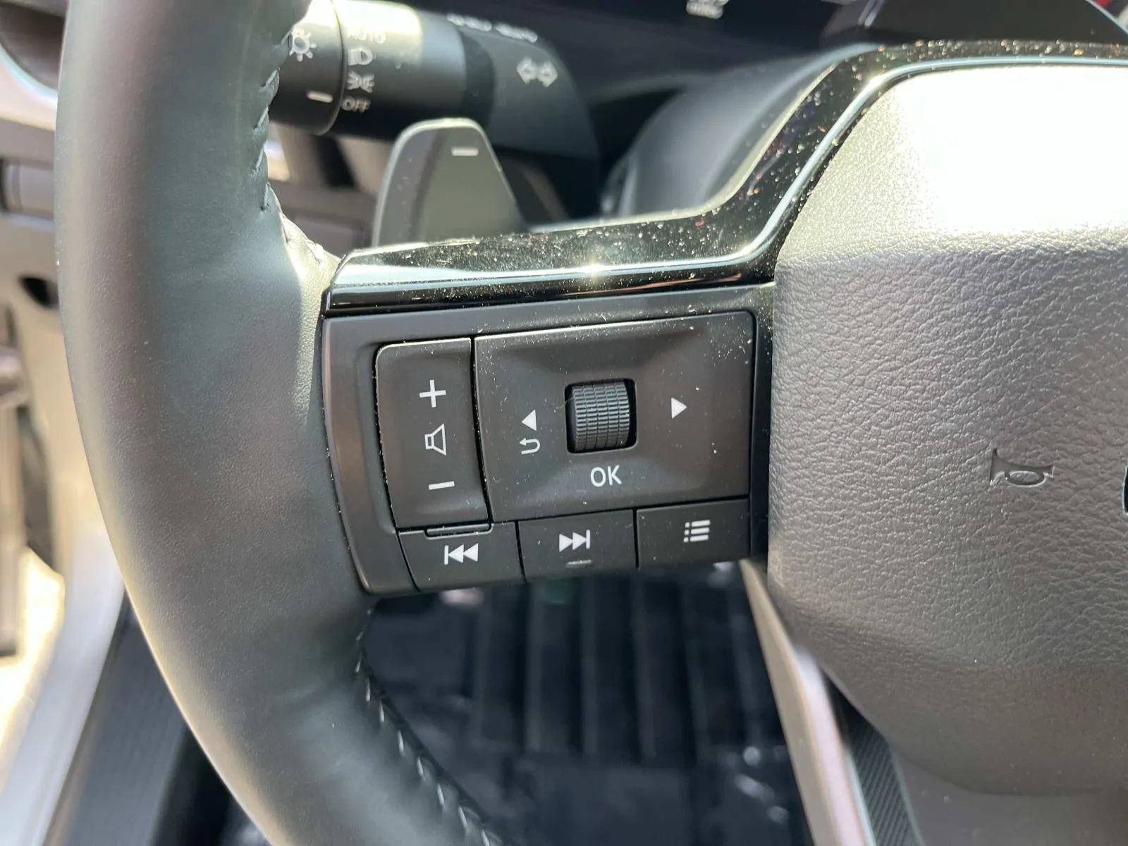 Used 2025 Nissan Rogue Platinum w/ Tech Package FWD image 33