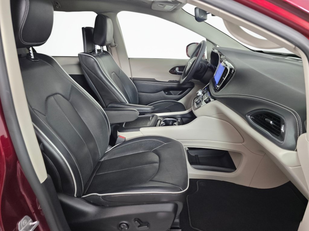Used 2022 Chrysler Pacifica Limited w/ Uconnect Theater Family Group FWD image 46