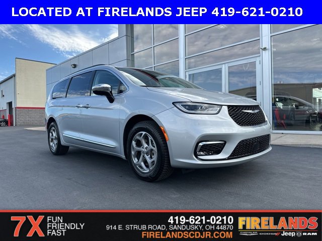 Used 2023 Chrysler Pacifica Limited w/ Uconnect Theater Family Group image 1