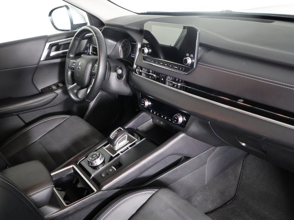 Used 2024 Mitsubishi Outlander SE Black Edition image 30