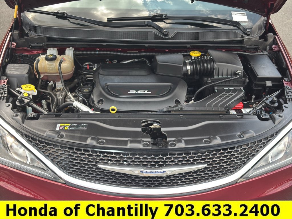 Used 2017 Chrysler Pacifica Touring-L w/ Tire & Wheel Group FWD image 28