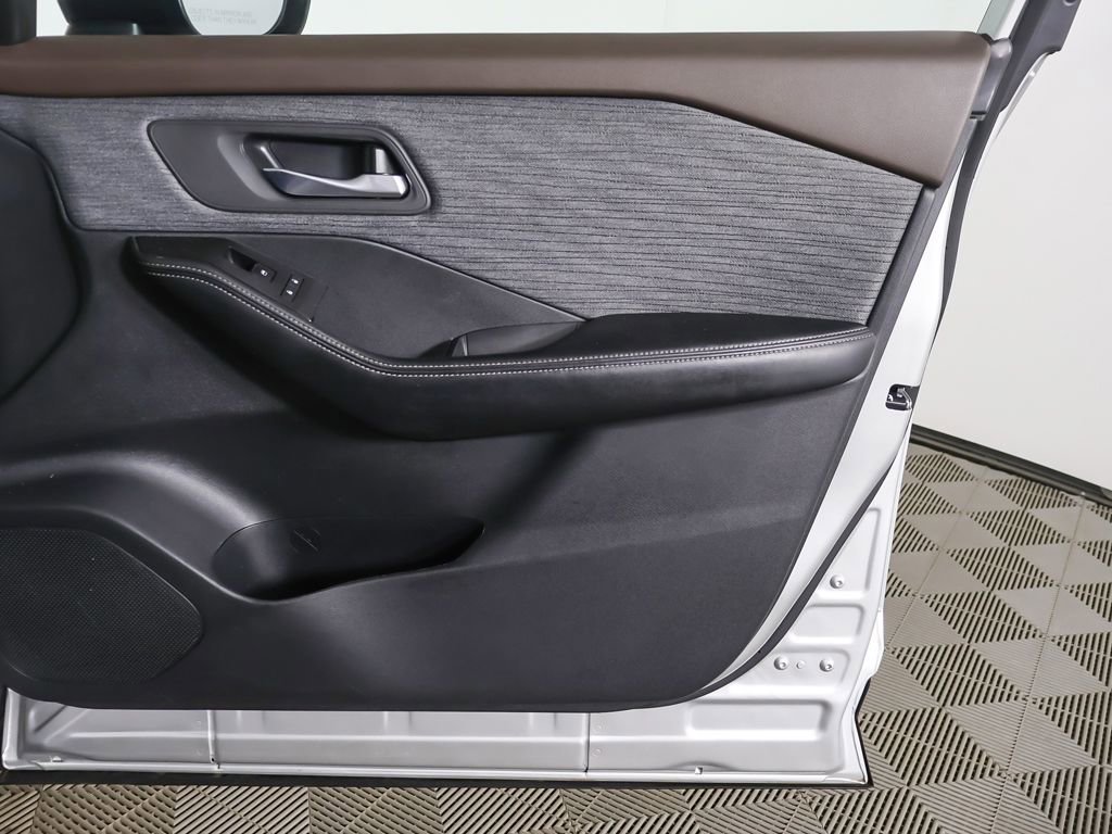 Used 2023 Nissan Rogue SV AWD/4WD image 18