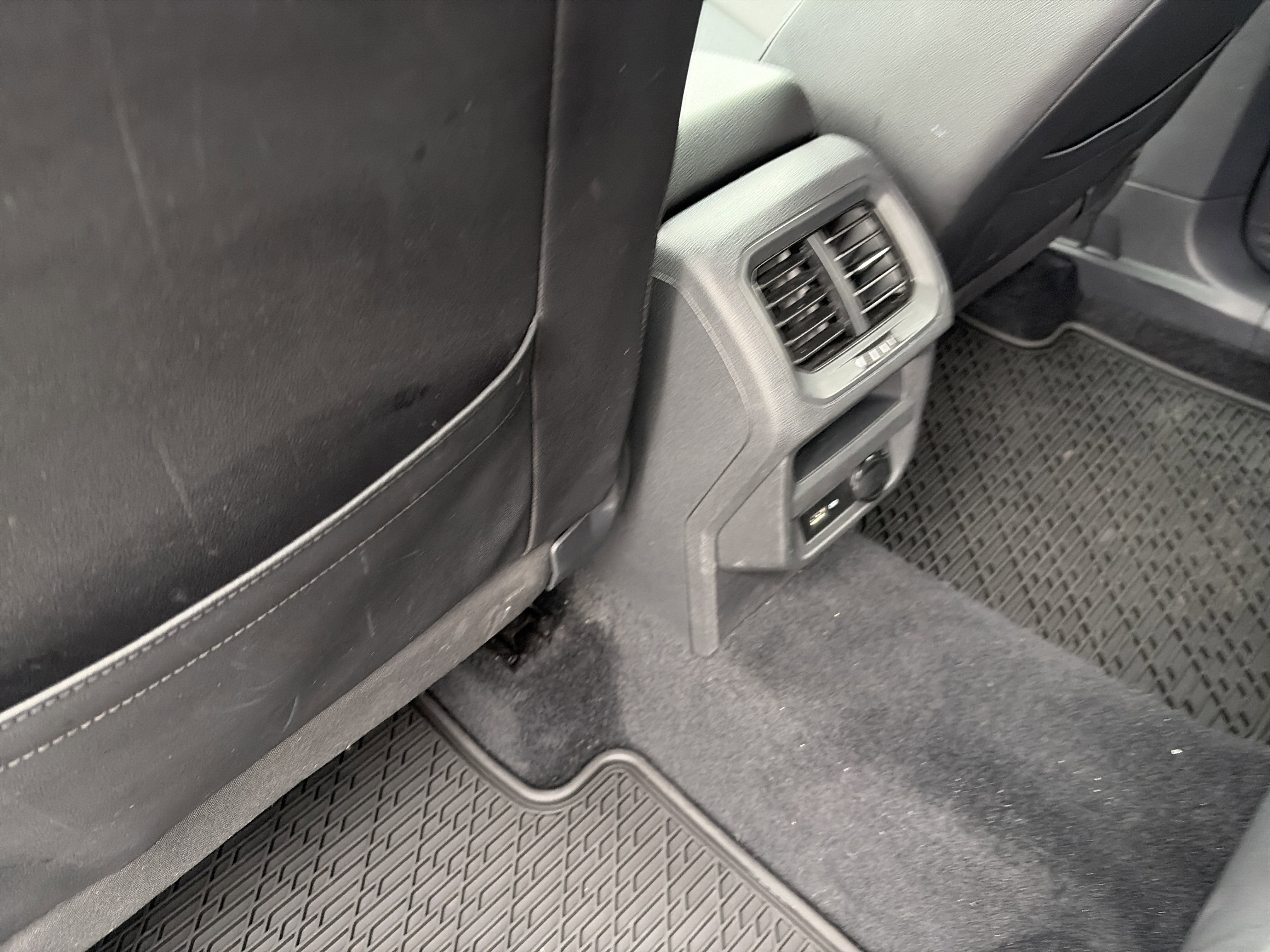 Used 2020 Volkswagen Tiguan SE image 15