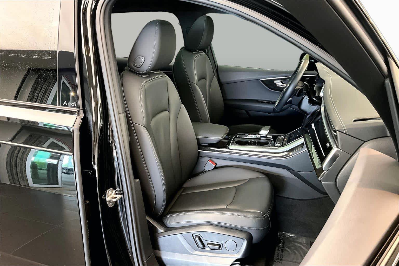 Certified 2025 Audi Q7 2.0T Premium w/ Convenience Plus Package AWD/4WD image 9