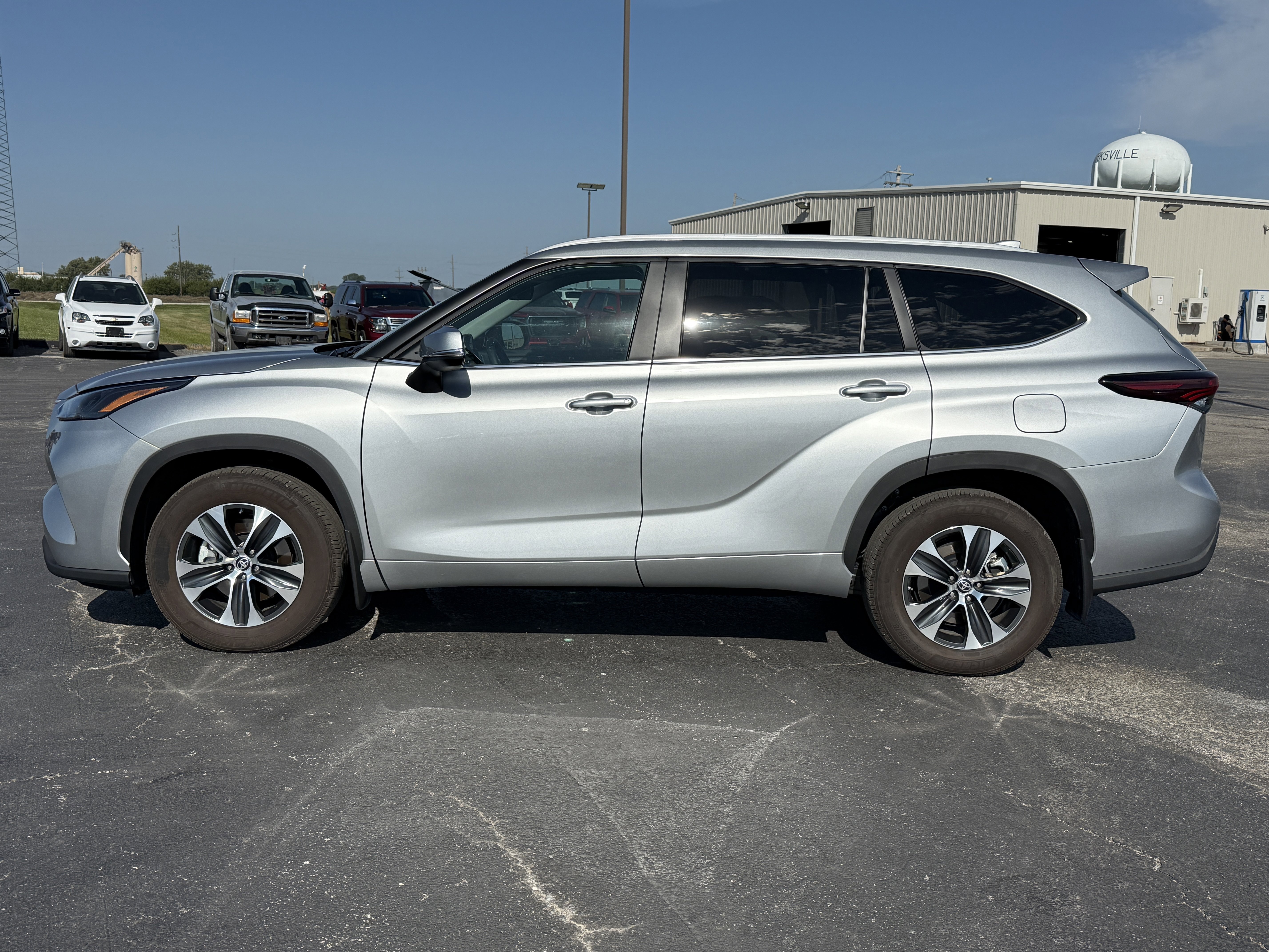 Used 2024 Toyota Highlander XLE image 6
