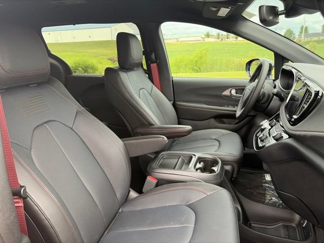 New 2027 Chrysler Pacifica Select AWD/4WD image 16