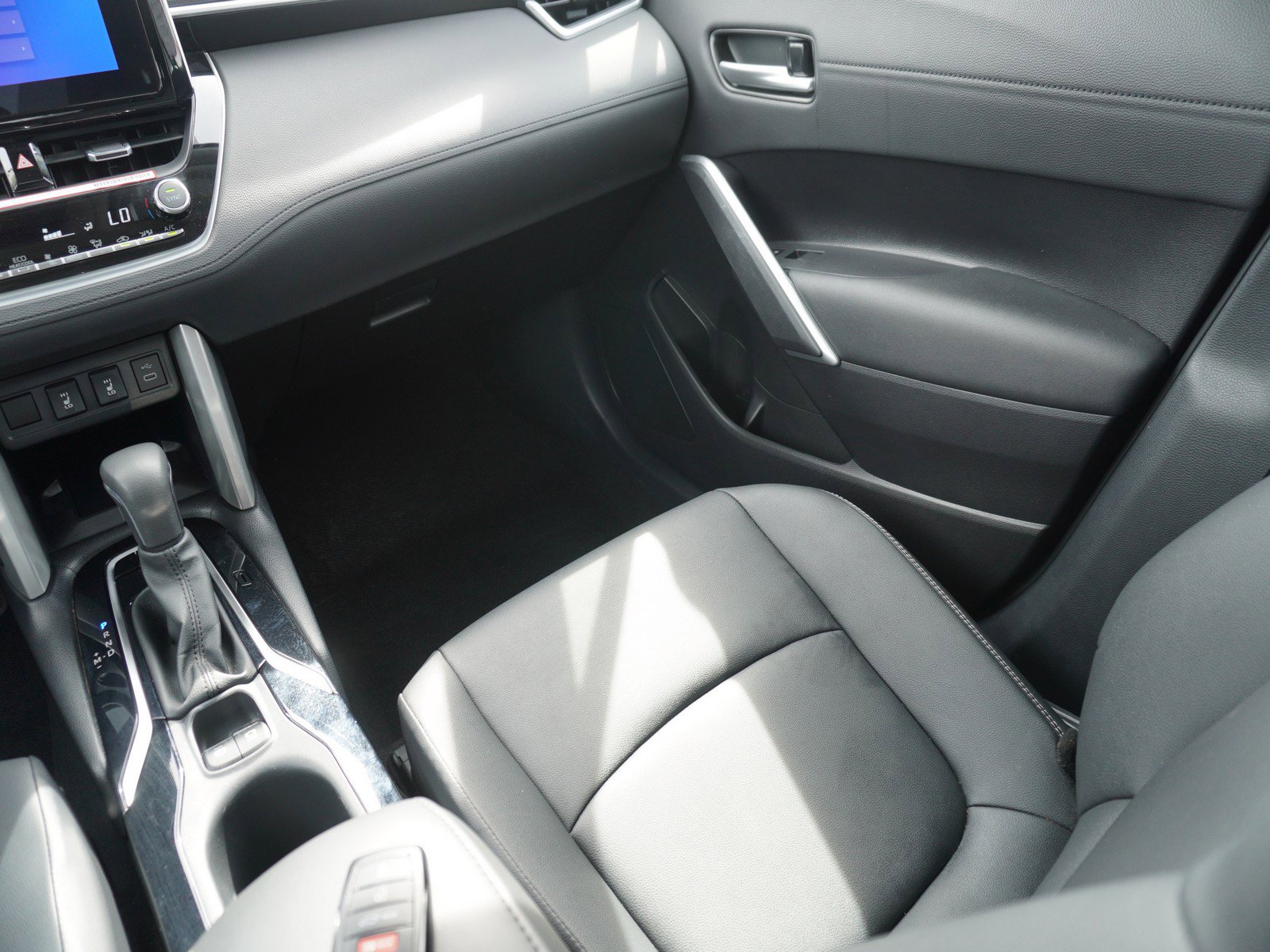 Used 2024 Toyota Corolla Cross XLE w/ Convenience Package image 18