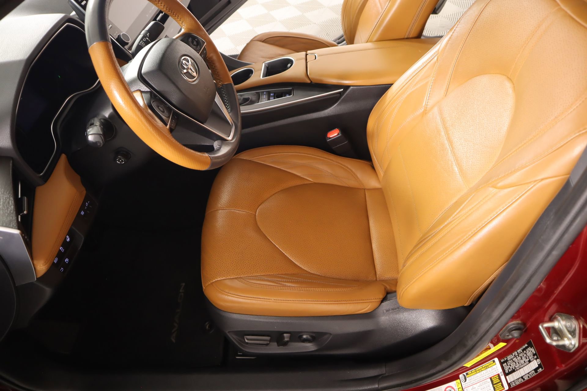 Used 2019 Toyota Avalon Limited image 12