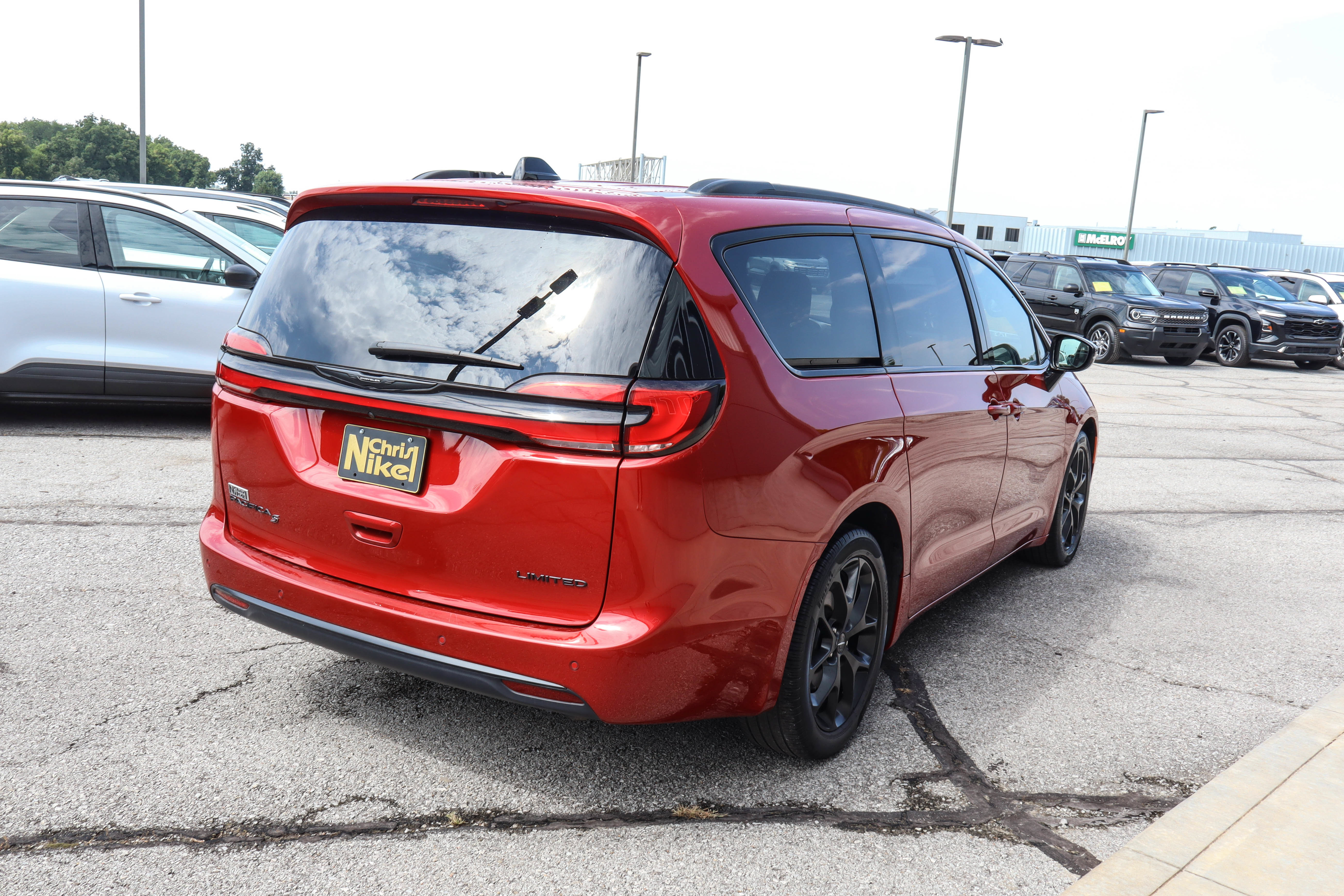 Used 2025 Chrysler Pacifica Limited FWD image 4
