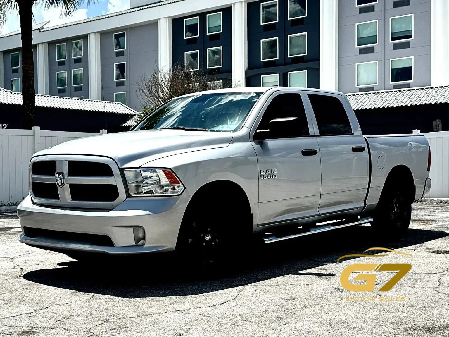 Used 2017 RAM 1500 Express RWD image 1