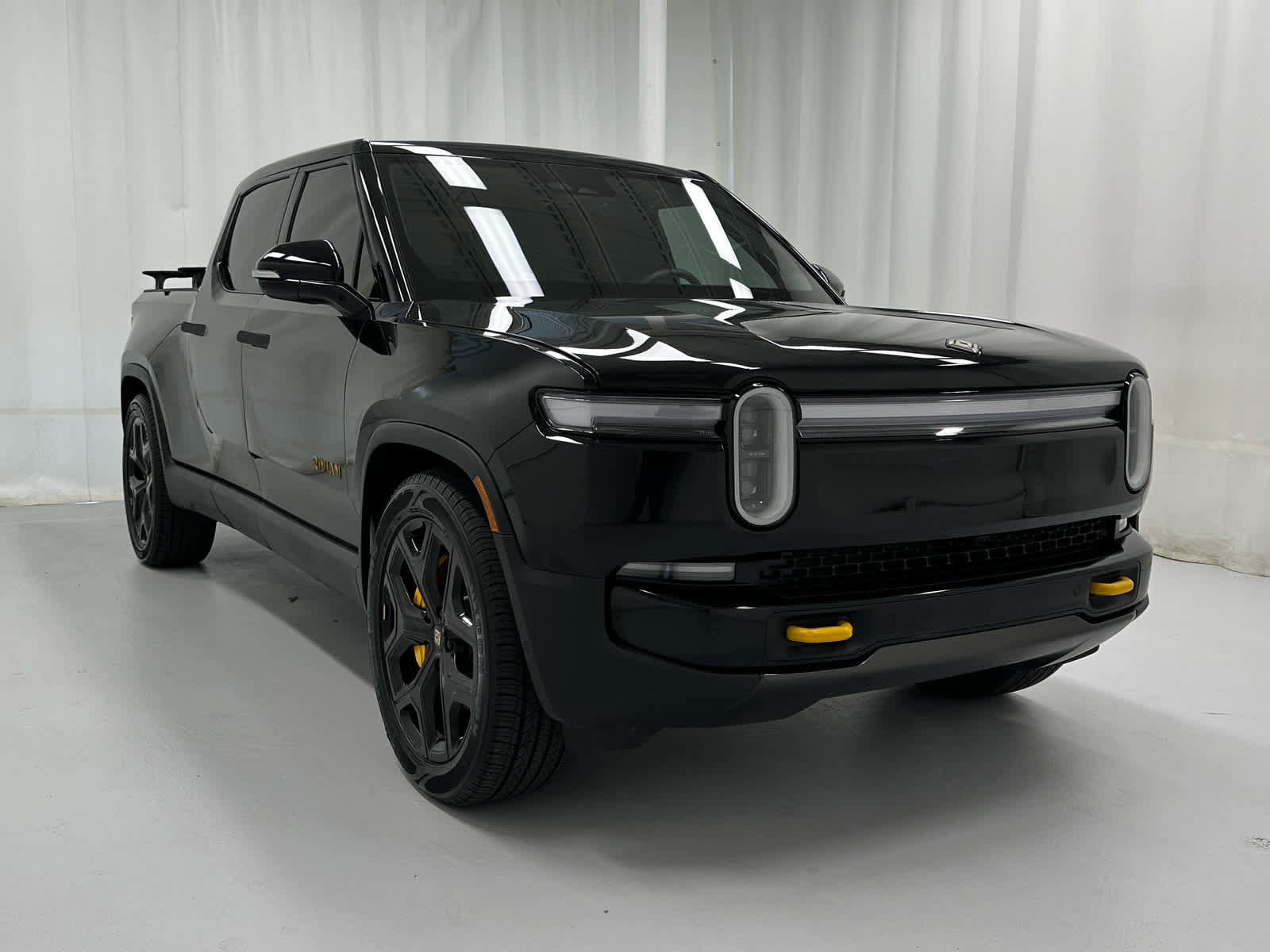 Used 2025 Rivian R1T Premium image 1