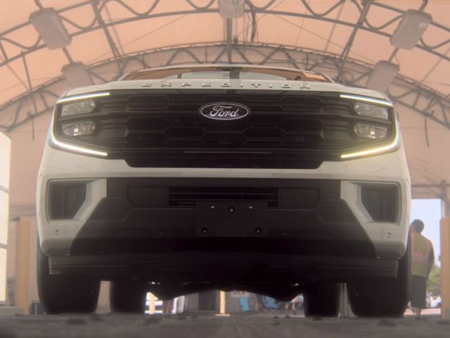 Used 2025 Ford Expedition Active AWD/4WD image 4