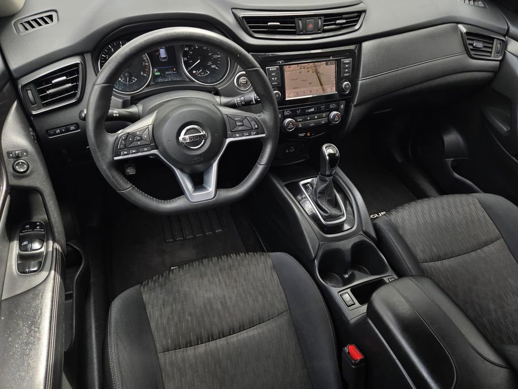 Used 2018 Nissan Rogue SV w/ Premium Package FWD image 16