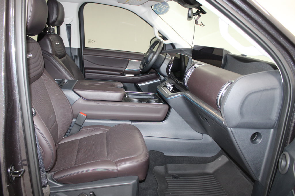Used 2025 Ford Expedition Platinum w/ Platinum Ultimate Package AWD/4WD image 31