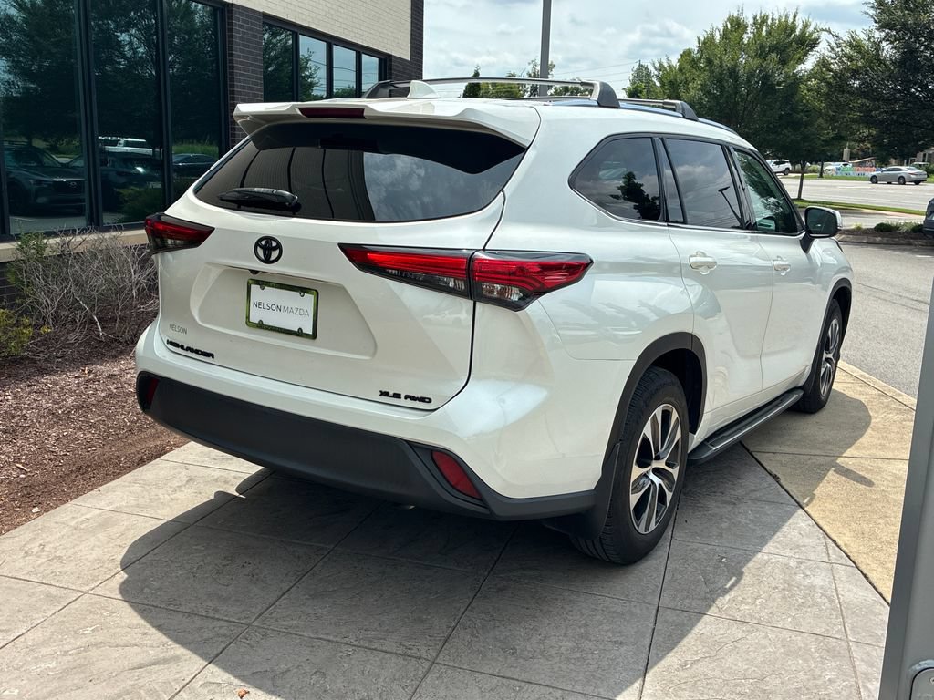 Used 2021 Toyota Highlander XLE AWD/4WD image 4